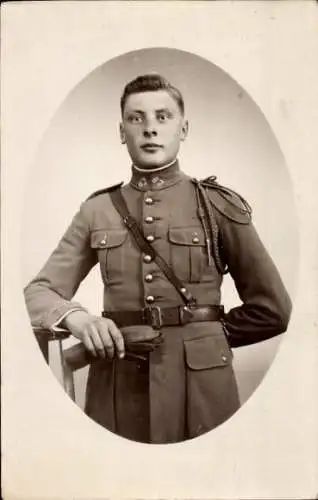 Foto Ak Soissons Aisne, Französischer Soldat in Uniform, Schützenschnur, 1931
