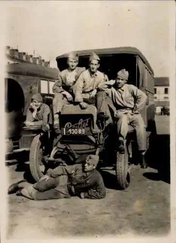 Foto Ak Französische Soldaten an einem LKW 1930