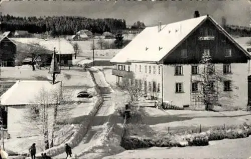 Ak Gündelwangen Bonndorf im Schwarzwald, Café Pension zur Mühle, Winter