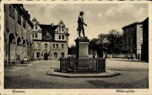 Ak Dessau in Sachsen Anhalt, Blick auf den Schlossplatz, Denkmal, Kopfsteinpflaster