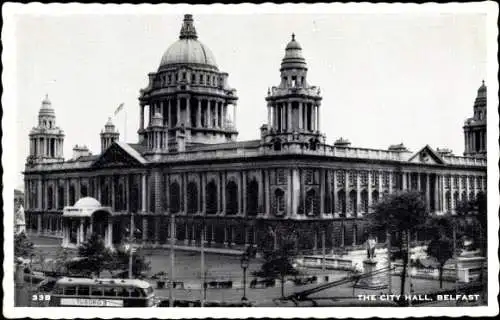 Ak Belfast Nordirland, The City Hall, Rathaus der Stadt, Außenansicht, Straßenbahnen