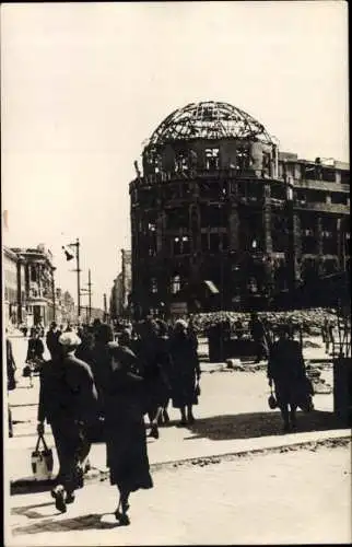 Ak Berlin Tiergarten, Potsdamer Platz mit Haus Vaterland, Ruinen, Passanten, Kriegszerstörung II. WK