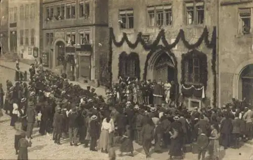 Foto Ak Straßenpartie, Haus im Festschmuck, Geistlicher, Menschenmenge, Zuschauer