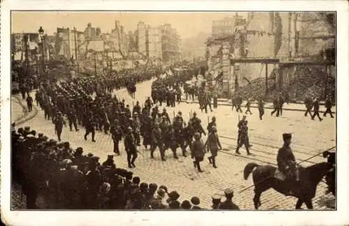 Ak Lille Nord, Einmarsch Kriegsgefangener vom Nordbahnhof