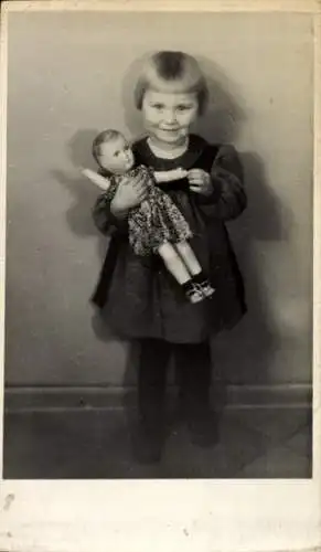 Foto Kinderportrait, Mädchen mit Puppe, Gisela Reuther, Weihnachten 1946