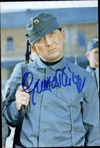 Ak Schauspieler Gunther Philipp, Portrait, Autogramm, Szene aus Soldat Schweijk, Gewehr
