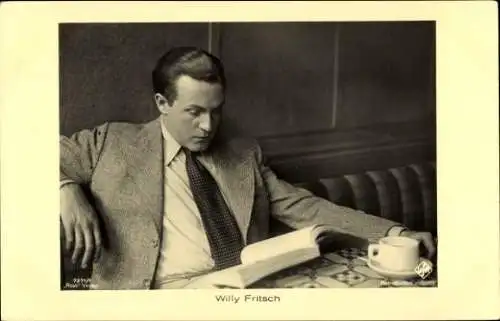 Ak Schauspieler Willy Fritsch, Ross Verlag 7271 1, UFA Verlag, Buch lesend