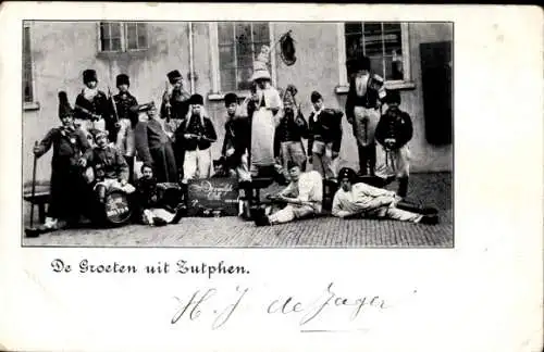 Ak Zutphen Gelderland, Gruppenbild, Männer in Uniformen, Kinder, Fass