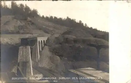 Foto Ak Ukraine, Zerstörte Eisenbahnbrücke südlich des Uczokerpasses