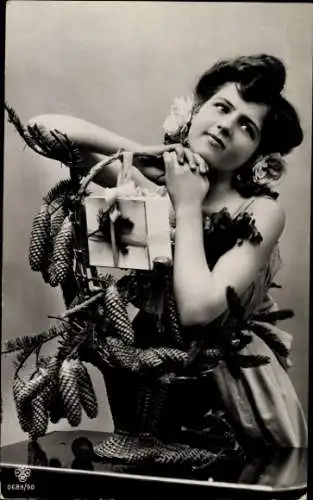Ak Portrait einer Frau, Korb mit Tannenzweigen