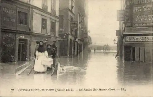 Ak Paris V, ein Floß Rue Maitre Albert, Überschwemmungen 1910