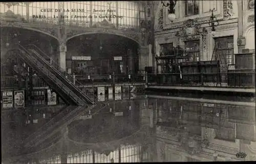 Ak Paris VIIe, Wartesaal des Gare d'Orsay, Überschwemmung der Seine 1910
