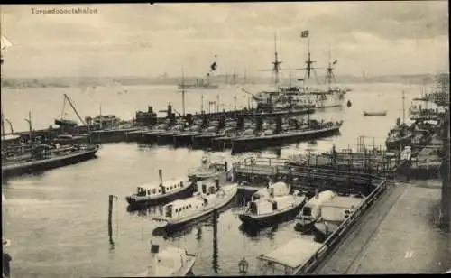 Ak Wilhelmshaven, Torpedobootshafen, deutsche Kriegsschiffe, Kaiserliche Marine