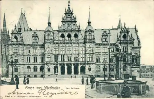 Ak Wiesbaden in Hessen, Frontalansicht vom Rathaus, Vorplatz, Brunnen