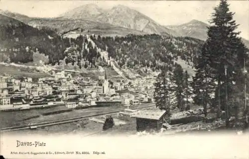 Ak Davos Kt. Graubünden Schweiz, Gesamtansicht des Ortes mit Berglandschaft