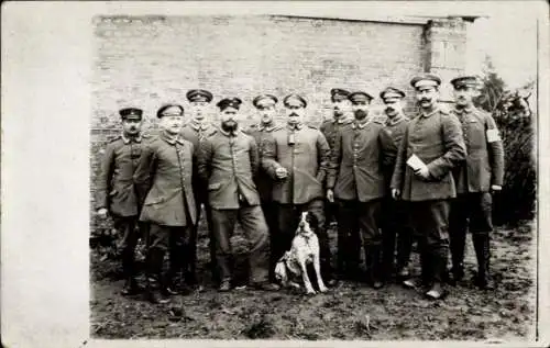 Foto Ak Deutsche Soldaten in Uniformen vor einem Gebäude, Sanitäter, Hund