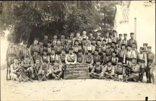 Foto Ak Französische Soldaten in Uniformen, Maschinengewehr, Gruppenaufnahme 1923