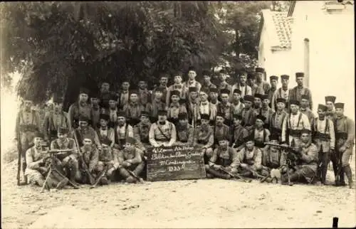 Foto Ak Französische Soldaten in Uniformen, Maschinengewehr, Gruppenaufnahme 1923