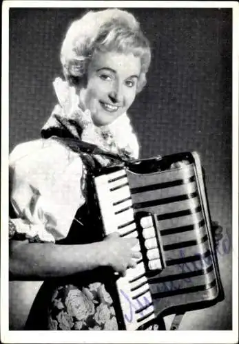 Ak Musikerin Mimi Herold mit einem Akkordeon, Autogramm, Portrait