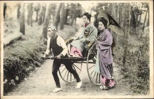 Ak Japan, Frauen in japanischer Tracht, Rikscha-Fahrer