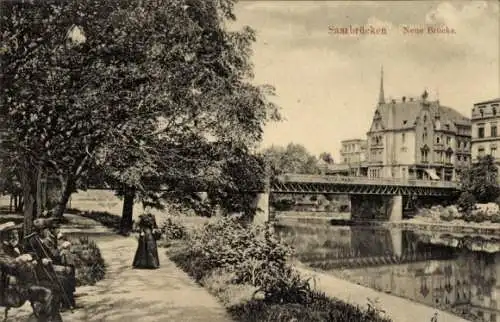 Ak Saarbrücken im Saarland, Neue Brücke, Uferpromenade, Teilansicht