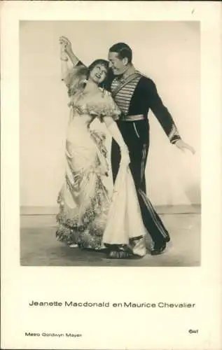 Ak Schauspielerin Jeanette MacDonald, Schauspieler Maurice Chevalier, tanzend