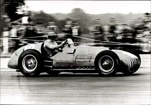 Foto Rennfahrer im Rennauto, Startnummer 12, Ferrari 375