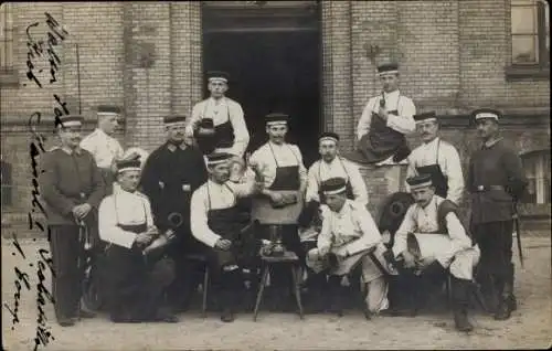 Foto Ak Deutsche Soldaten in Uniformen, Tisch, Reagenzglas