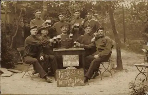 Foto Ak Deutsche Soldaten in Uniformen, Bier, Bierglas, Reserve 1907-1909