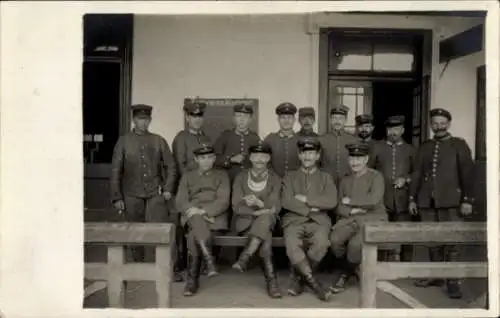 Foto Ak Serbien, Deutsche Soldaten in Uniformen auf dem Bahnhof, I WK