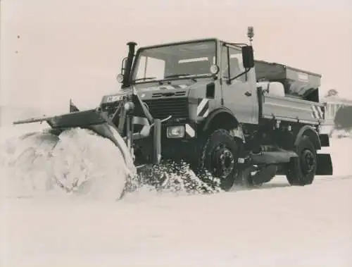 Foto Mercedes-Benz, Winterdienst Unimog U 1550 von Daimer-Benz