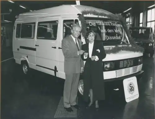 Foto PKW, 1.000.000 Transporter im Werk Düsseldorf, Helmut Werner, Waltraud Ambros