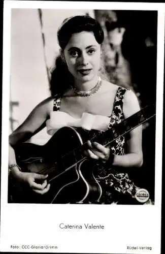 Ak Schauspielerin Caterina Valente, Portrait, Gitarre