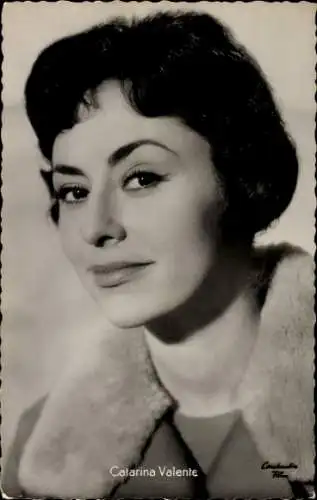 Ak Schauspielerin und Sängerin Caterina Valente, Portrait, Hier bin ich, hier bleib ich