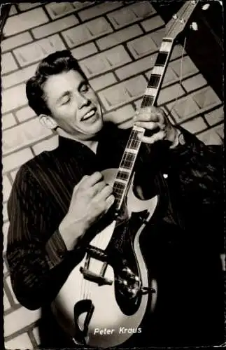 Ak Schauspieler und Sänger Peter Kraus, Portrait mit Gitarre, Wenn die Conny mit dem Peter
