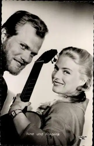 Ak Sänger Nina und Frederik van Pallandt, Portrait mit Gitarre, Mandolinen und Mondschein