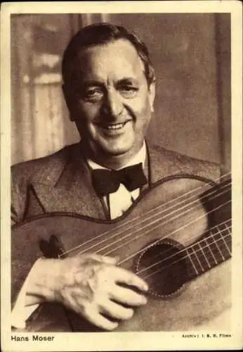 Ak Schauspieler Hans Moser, Portrait mit Gitarre