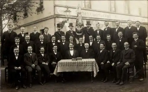 Foto Ak Männer mit Fahne vor der Schenkwirtschaft von Josef Keis