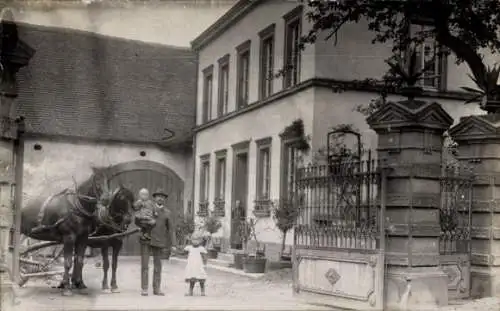 Foto Ak Karweiler Grafschaft im Rheinland ?, Mann mit Kindern vor einem Haus