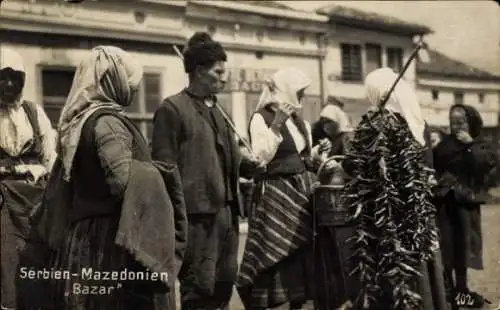 Foto Ak Serbien, Mazedonien, Bazar, Personen in Trachten