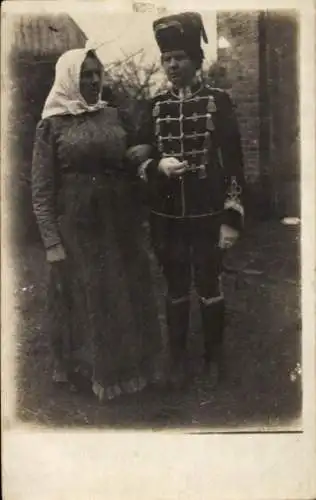 Foto Ak Husar und Mann in Frauenkleidung, I WK