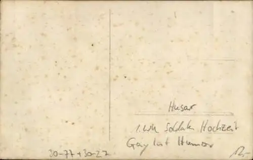 Foto Ak Husar und Mann in Frauenkleidung, I WK