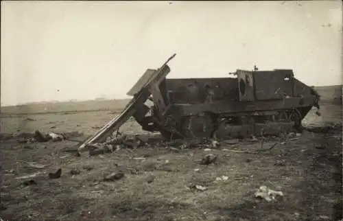 Foto Ak Frankreich, Zerstörtes Kettenfahrzeug, I WK