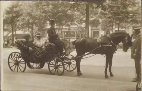 Foto Ak Berlin, Frauen in einer Kutsche, Kutscher