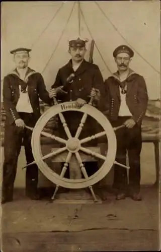 Foto Ak Hamburg, Seeleute, Matrosen in Uniformen, Steuerrad, Fotomontage