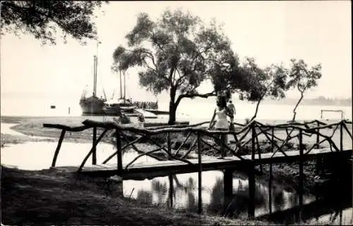 Foto Ak Korfu Griechenland, Club Mediterranee, Bootsanlegestelle mit Segelschiff