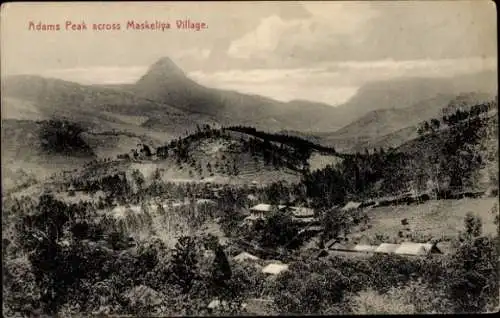 Ak Ceylon Sri Lanka, Adam's Peak gegenüber dem Dorf Maskeliya