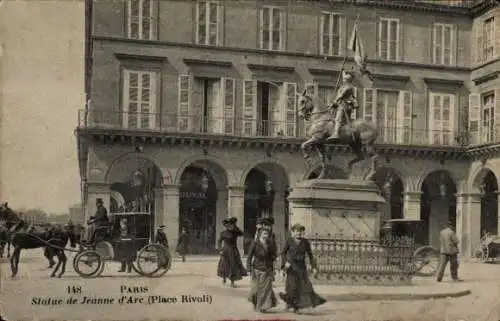 Ak Paris I Louvre, Statue von Jeanne d'Arc, Kutsche