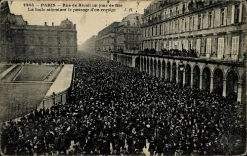 Ak Paris I Louvre, Rue de Rivoli an einem Feiertag, die Menschenmenge wartet auf eine Prozession