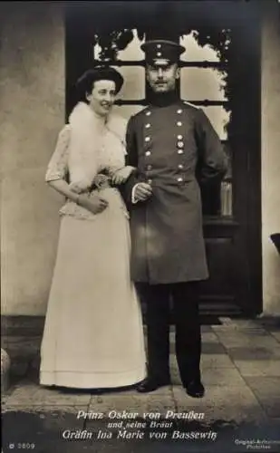 Ak Oskar Prinz von Preußen, Gräfin Ina Marie von Bassewitz, Portrait, Uniform, Kleid, Pelzschal